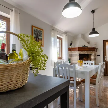 Mediterranea, An Idyllic New With A Mediterranean Touch Vinež